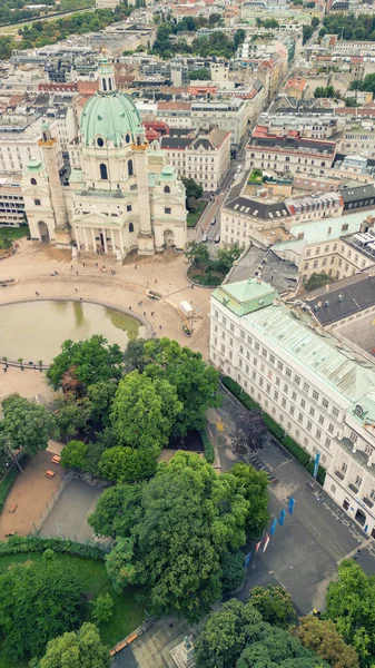 Pionowy Widok Powietrza Wiedeń Austria Centralne Ulice Budynki Drona Pochmurny — Zdjęcie stockowe