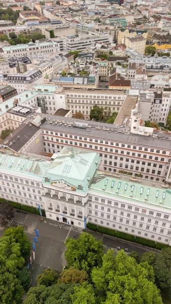 Pionowy Widok Powietrza Wiedeń Austria Centralne Ulice Budynki Drona Pochmurny — Zdjęcie stockowe