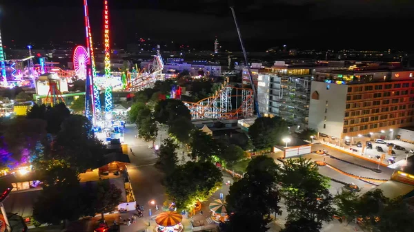 从无人驾驶飞机俯瞰维也纳Prater Amusement公园的夜景 — 图库照片