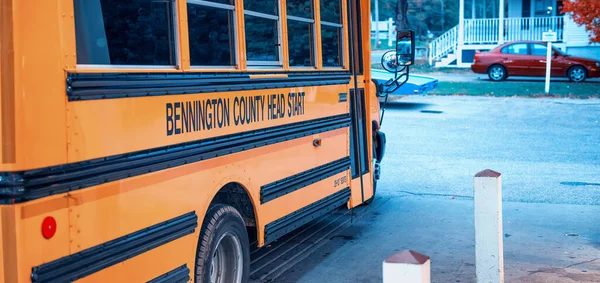 BENNINGTON, NH - Ekim 2015: Sarı okul otobüsü şehir caddesi boyunca park halinde, ABD