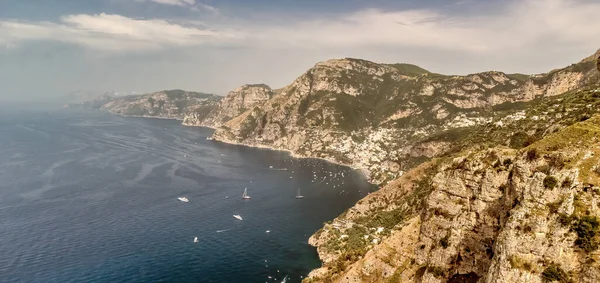 Yaz mevsiminde Amalfi Sahili 'nin güzel hava manzarası, insansız hava aracı bakış açısı