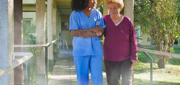 Africká Doktorka Mluví Starší Důchodkyní Dvoře Nemocnice Koncept Štěstí Odchodu — Stock fotografie