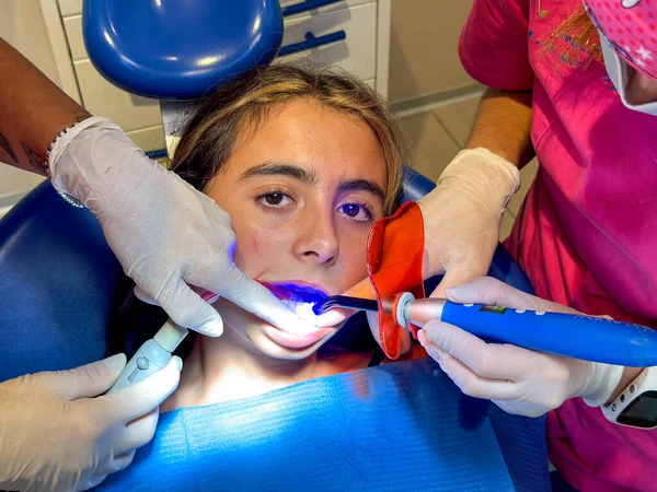 Jong Meisje Bij Tandarts Ondergaan Tandheelkundige Operatie — Stockfoto