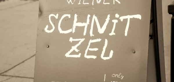 Wiener Schnitzel Éttermi Tábla Bejáratnál Egy Különleges Osztrák Recept — Stock Fotó