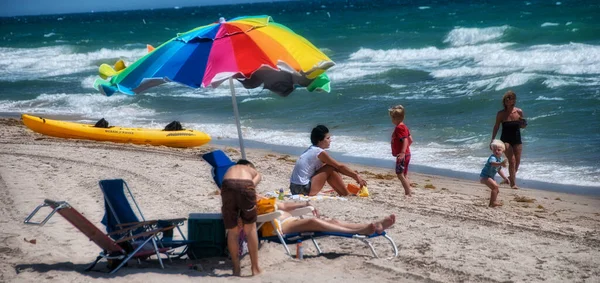 迈阿密 2010 日在迈阿密迈阿密海滩上休息的游客 每年有超过 1300 万人参观这座城市 — 图库照片