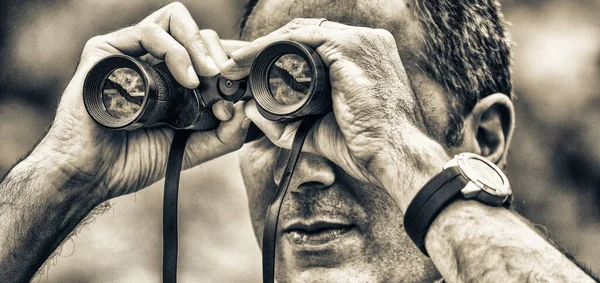 Male Tourist Using Binoculars While Examining Area — Stock Photo, Image