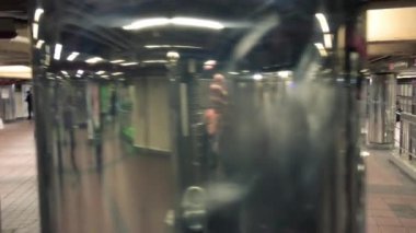 NEW YORK CITY, New York - 20 Ekim 2015: Manhattan metro istasyonu boyunca insan taşımak.