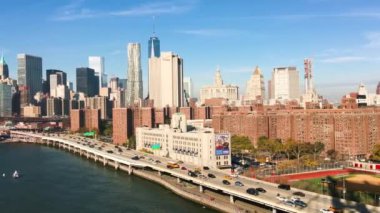 NEW YORK CITY - Ekim 2015: Sonbaharda New York şehrinin gökyüzü çizgisi.
