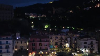Sorrento evleri gece sahil boyunca, hava manzaralı, Amalfi Sahili