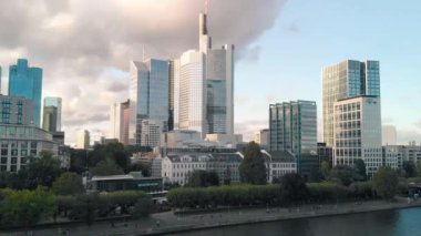 Frankfurt 'un hava panoramik görüntüsü İHA, Almanya' dan yükseliyor..
