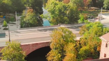 Nurnberg, Almanya. Yaz günbatımında şehrin ortaçağ binalarının havadan görünüşü.