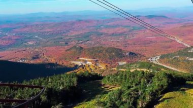 Dağ ve funiculaire kabloları yeşillik mevsiminde.