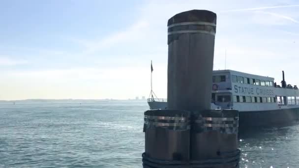 New York City October 2015 Ferry Прибуває Острів Елліс Осіннього — стокове відео