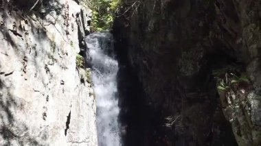 Sonbahar mevsiminde dağdan gelen şelaleler.