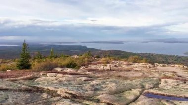 Sonbahar mevsiminde dağ renkleri.