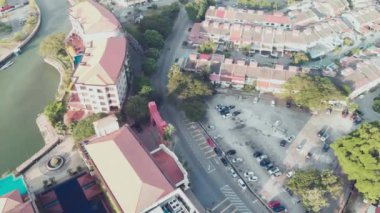 Malezya, İHA 'dan Malacca' nın hava görüntüsü. Güzel bir günde melaka renkli evler.