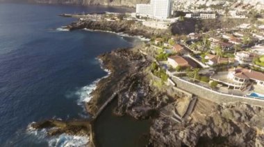 Santiago del Teide 'nin bir yaz günü, Tenerife - Kanarya Adaları' ndaki hava panoramik manzarası