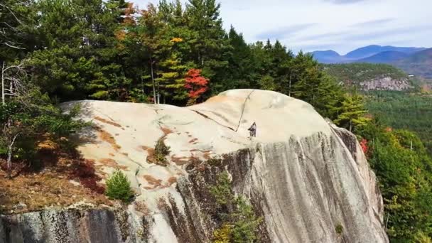 Bergsteiger Einem Bergszenario Herbstlaubszeit — Stockvideo