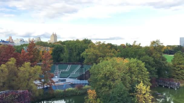 Central Park Podzimní Sezóně Okolními Mrakodrapy — Stock video