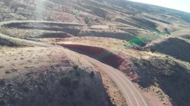Kanyon dağları boyunca yol, İHA 'dan hava manzarası