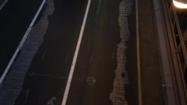 Gece köprüde trafik vardı, süper yavaş çekim..