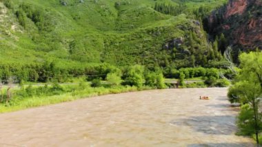 Yaz mevsiminde Colorado Nehri ve Kanyonu 'nun havadan görünüşü.