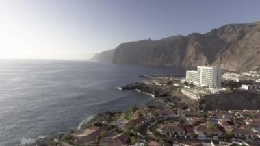 Santiago del Teide 'nin bir yaz günü, Tenerife - Kanarya Adaları' ndaki hava panoramik manzarası