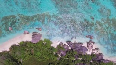 La Digue Anse 'ın İHA' sından aşağı bakan Argent Beach - Seyşeller.