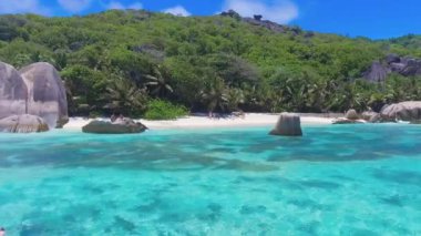 La Digue 'deki güzel Seyşeller Sahili - Anse Kaynak Argent' ın havadan görünüşü.
