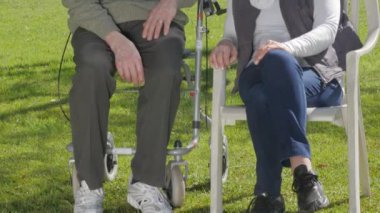 Bir çift aktif son sınıf öğrencisi dışarıda konuşuyor..