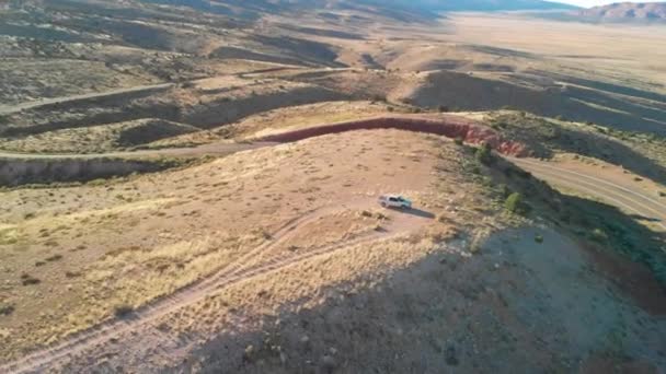 穿越峡谷山脉的道路 从无人驾驶飞机俯瞰天空 — 图库视频影像