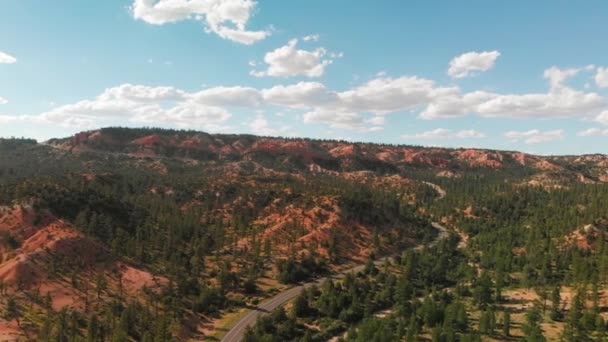 美国犹他州布莱斯峡谷五彩斑斓的岩层空中景观 — 图库视频影像