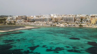 Bugibba, Malta 'daki Salina Körfezi' nin havadan görüntüsü..