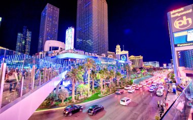LAS VEGAS, NV - 29 Haziran 2018 Strip boyunca gece ışıkları. Burası kumarhane ve otellerle dolu meşhur şehir yolu..