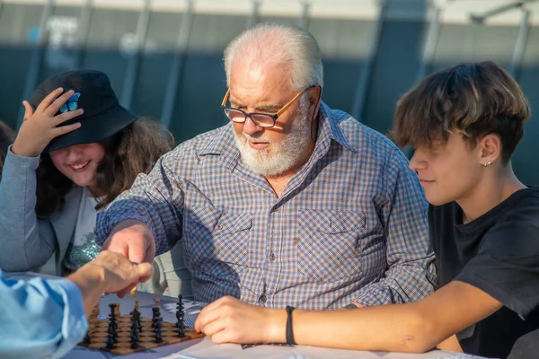 Grandparents Grandchildren Playing Board Games Outdoor Sunny Afternoon — Stock Photo, Image