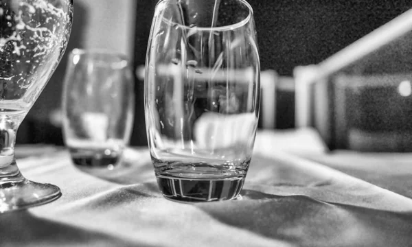 Окуляри Столі Ресторану Вночі — стокове фото