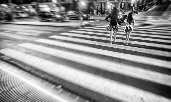 Mulher Com Sua Filha Cruzando Stree Principal Cidade Noite Longo — Fotografia de Stock