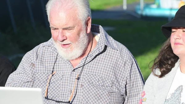 Elderly Man Explains How Use Laptop His Granddaughter — Stock Photo, Image