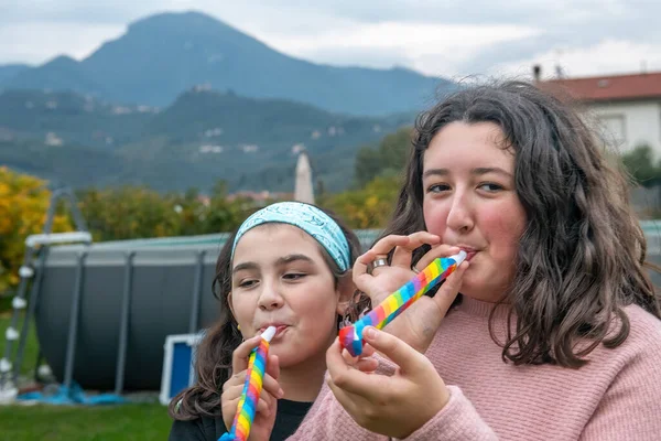 Две Молодые Девушки Празднуют Играют Свистками Домашней Вечеринке — стоковое фото