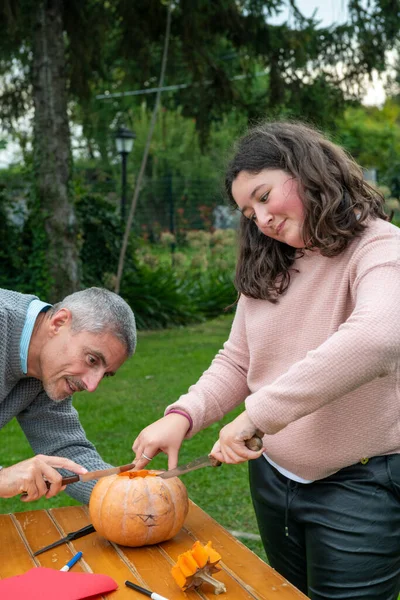 Young Girl Her Father Cutting Halloween Pumpkin Knife — Stock Photo, Image