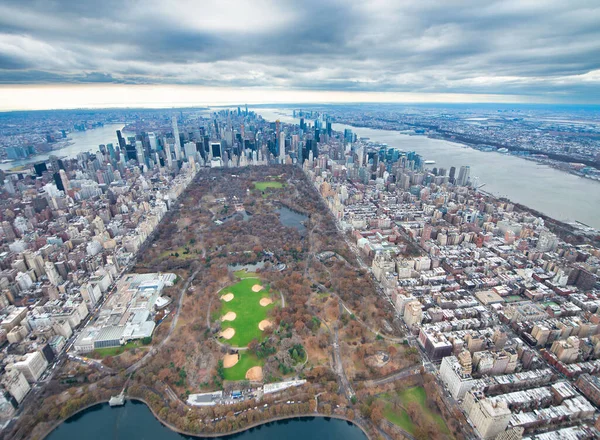Manhattan Vista Helicóptero Dia Nublado Midtown Central Park Vista Aérea — Fotografia de Stock