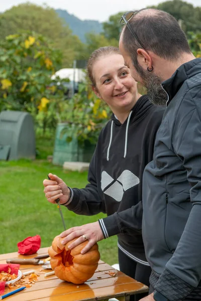 Junges Paar Schneidet Halloween Kürbis Mit Messer — Stockfoto