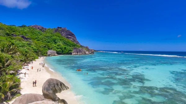 La Digue, Seyşeller Adaları 'ndaki Anse Kaynak Argent Sahili' nin hava görüntüsü - Afrika.