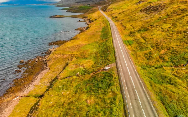 Yaz mevsiminde güzel Grundar Fjord 'un hava manzarası, İzlanda