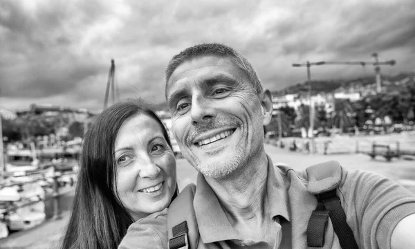 Happy Couple Taking Selfies Beautiful Island Small Port — Stock Photo, Image