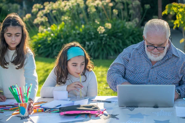 Grand Père Explique Comment Utiliser Ordinateur Portable Ses Petits Enfants — Photo