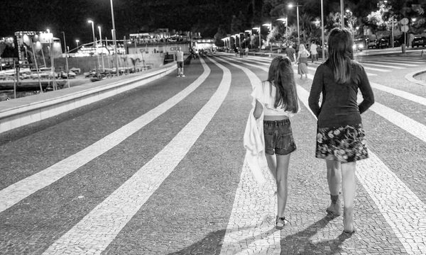 Frau Spaziert Nachts Mit Ihrer Tochter Auf Der Stadtpromenade — Stockfoto