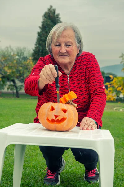 Mujer Cortando Calabaza Halloween Con Cuchillo — Foto de Stock