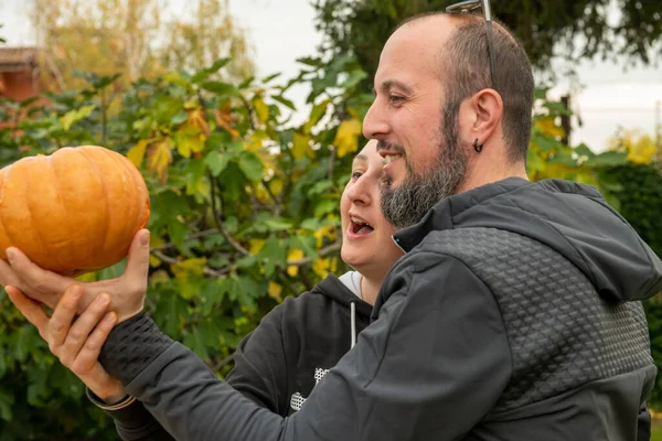Young Couple Holding Halloween Pumpkin Outdoor — Stock Photo, Image