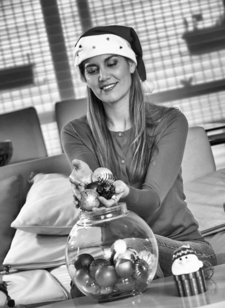 Joyeux Jeune Femme Choisissant Boules Noël Maison — Photo